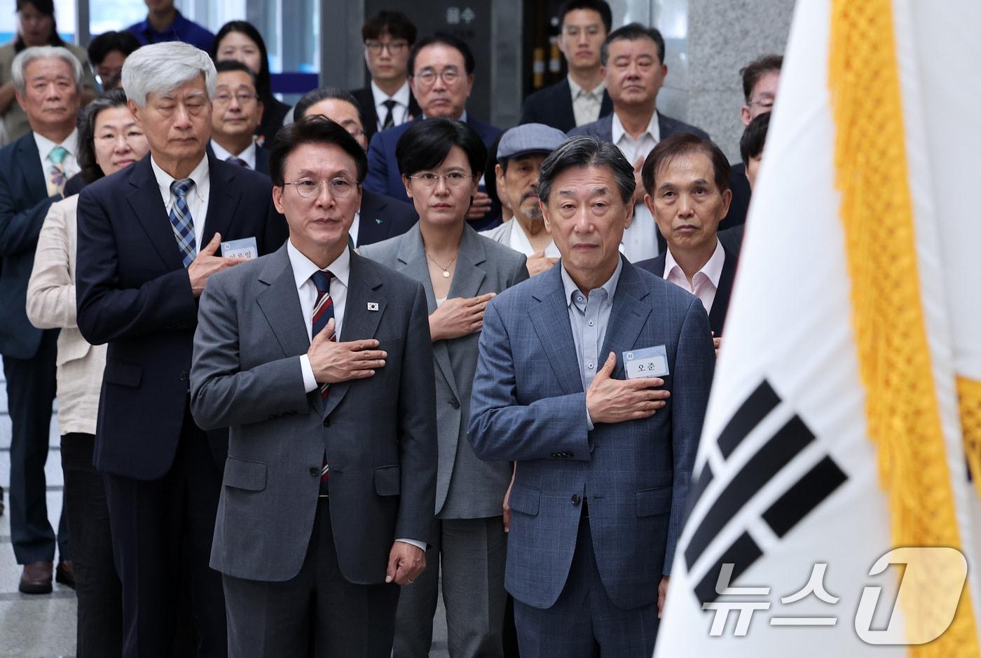 김민석 국무총리가 21일 서울 용산구 백범김구기념관에서 열린 광복 80주년 기념사업 추진위원회 출범식에서 국기에 대한 경례를 하고 있다. 2025.7.21/뉴스1 ⓒ News1 김성진 기자