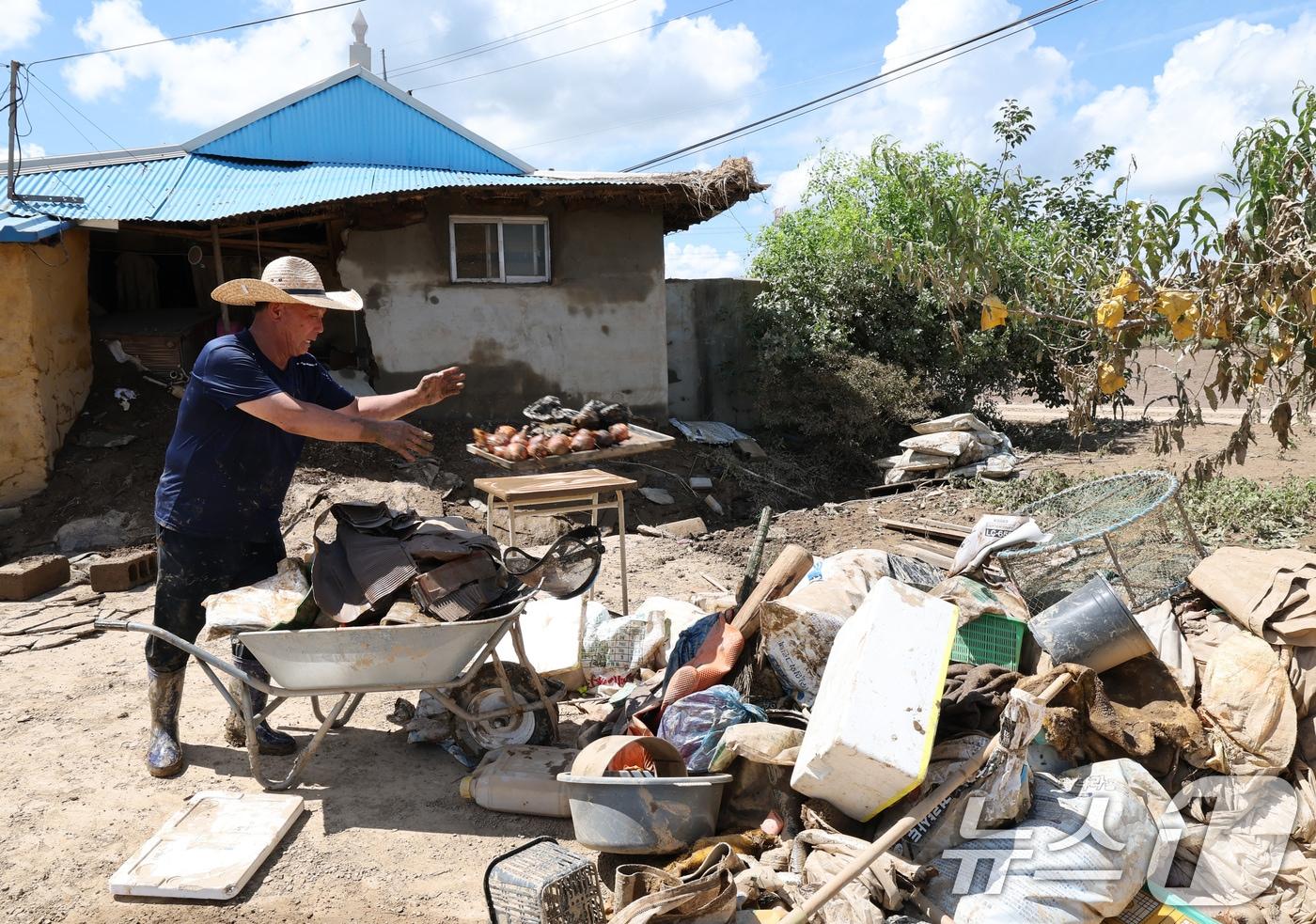 육군 32사단 장병들이 21일 충남 에산 삽교읍 일대에서 침수피해를 입은 농민이 침수된 집기를 버리고 있다. 2025.7.21/뉴스1 ⓒ News1 김기태 기자