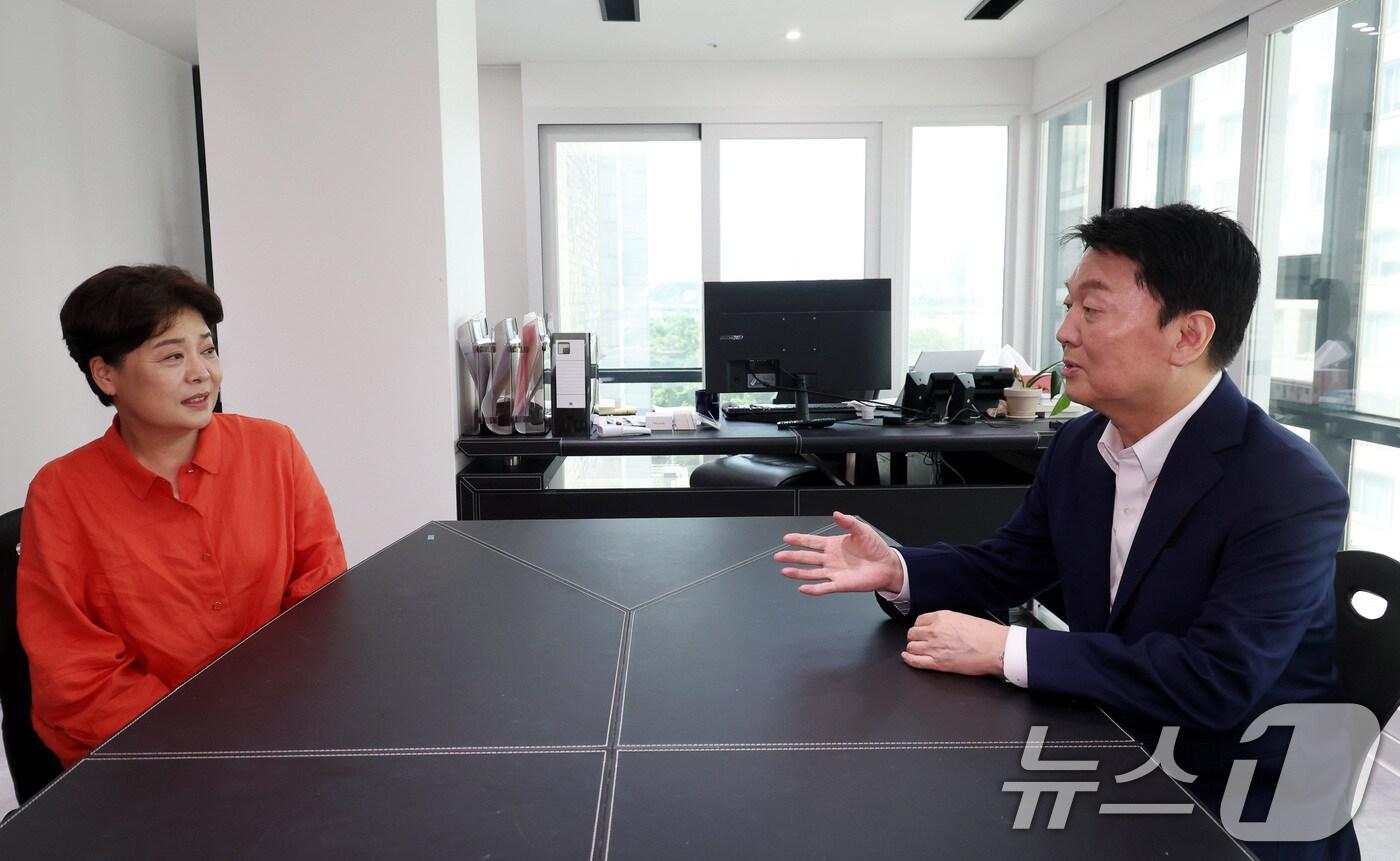 윤희숙 국민의힘 혁신위원장이 21일 서울 여의도 중앙당사에서 안철수 의원과 만나 당 혁신안 관련 면담을 하고 있다. (공동취재) 2025.7.21/뉴스1 ⓒ News1 유승관 기자