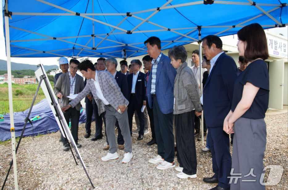 본문 이미지 - 21일 전북도의회 경제산업건설위원회가 전북개발공사가 추진 중인 전주 에코17블록 공공주택 건설사업장을 방문했다.(의회제공. 재판매 및 DB금지)2025.7.21/뉴스1