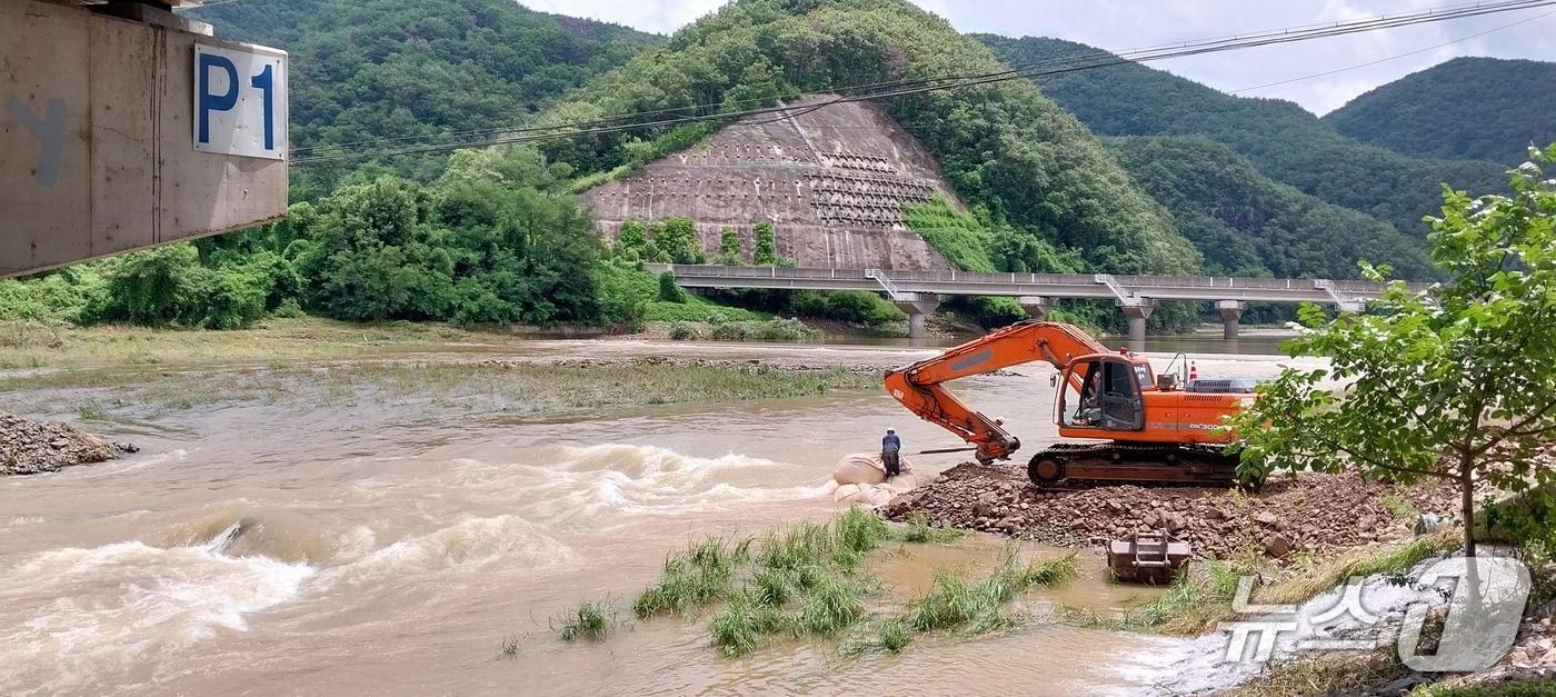 지난 20일 누수 예상지역인 울주군 범서읍 사연교 인근에서 물막이 작업이 진행 중이다. (울산시 제공. 재판매 및 DB 금지) /뉴스1