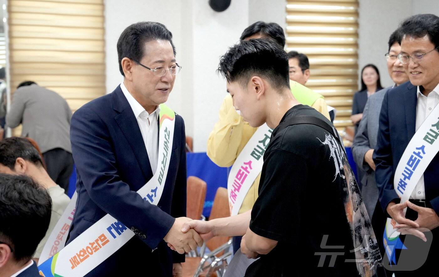 민생회복 소비쿠폰 지급 첫날인 21일 김영록 전남지사가 목포시 부주동 행정복지센터를 방문, 관계자들을 격려하고 도민들과 인사를 나누고 있다.(전남도 제공. 재배포 및 DB 금지) ⓒ News1 전원 기자