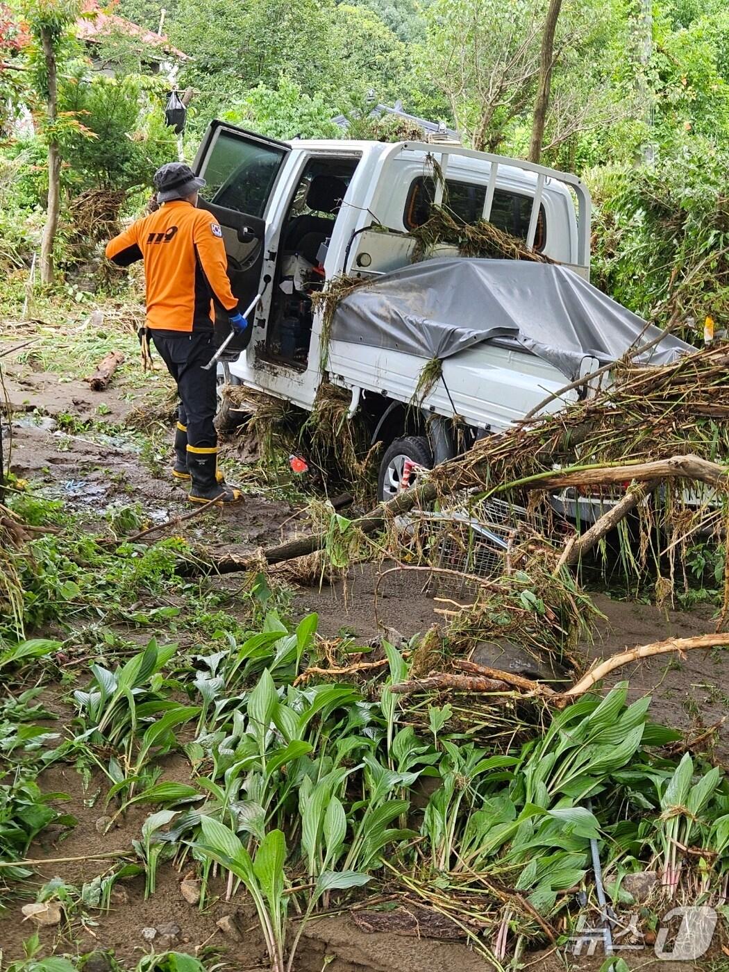 본문 이미지 - 경기 가평 피해 복구 나선 강원도소방본부.(도소방본부 제공, 재판매 및 DB금지)