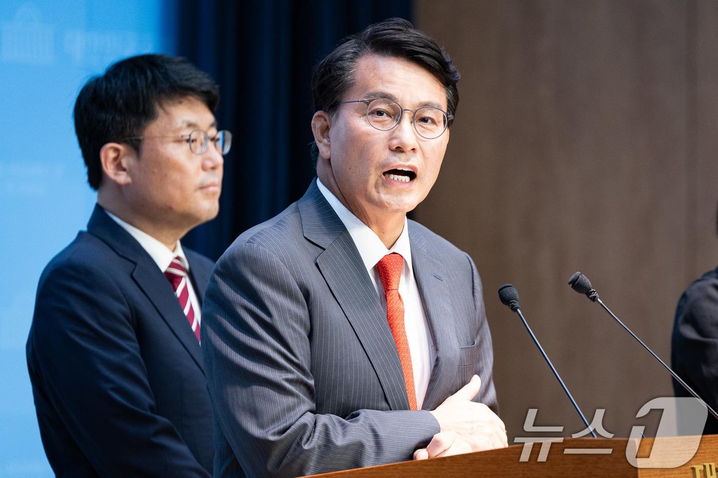 윤상현 국민의힘 의원이 21일 서울 여의도 국회 소통관에서 이재명 정부 민생회복 소비쿠폰 관련 기자회견을 하고 있다. 2025.7.21/뉴스1 ⓒ News1 유승관 기자