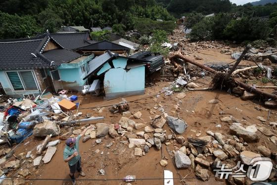 본문 이미지 - 20일 경남 산청군 산청읍 외정마을에 폭우와 산사태로 토사가 흘러내려 주택 등이 파손되는 등 아수라장을 방불케 하고 있다. 2025.7.20/뉴스1 ⓒ News1 윤일지 기자