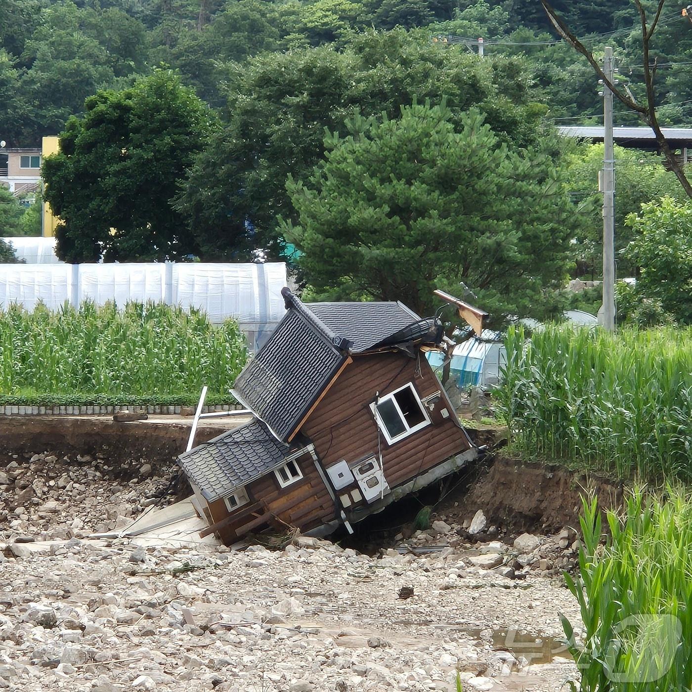 본문 이미지 - 21일 경기 가평군 조종면 마일1리 한 주택이 기울어져 있다. 이 지역은 전날 폭우로 마일천이 불어나며 큰 피해를 입었다.2025.7.21/뉴스1 ⓒ News1 양희문 기자