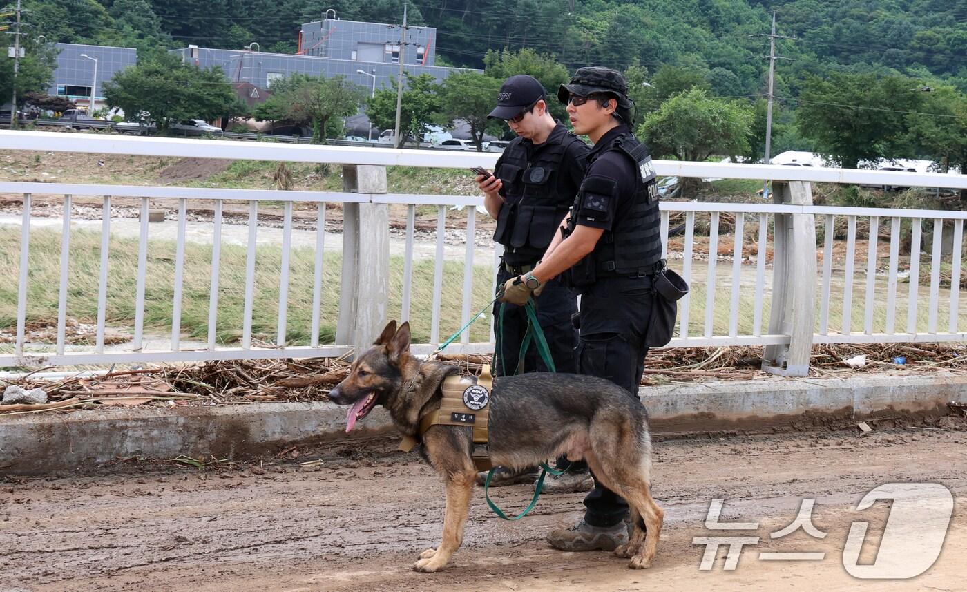 21일 경기도 가평군 조종면 대보교 수해현장에서 경찰들이 실종자 수색작업을 하고 있다. 2025.7.21/뉴스1 ⓒ News1 김명섭 기자