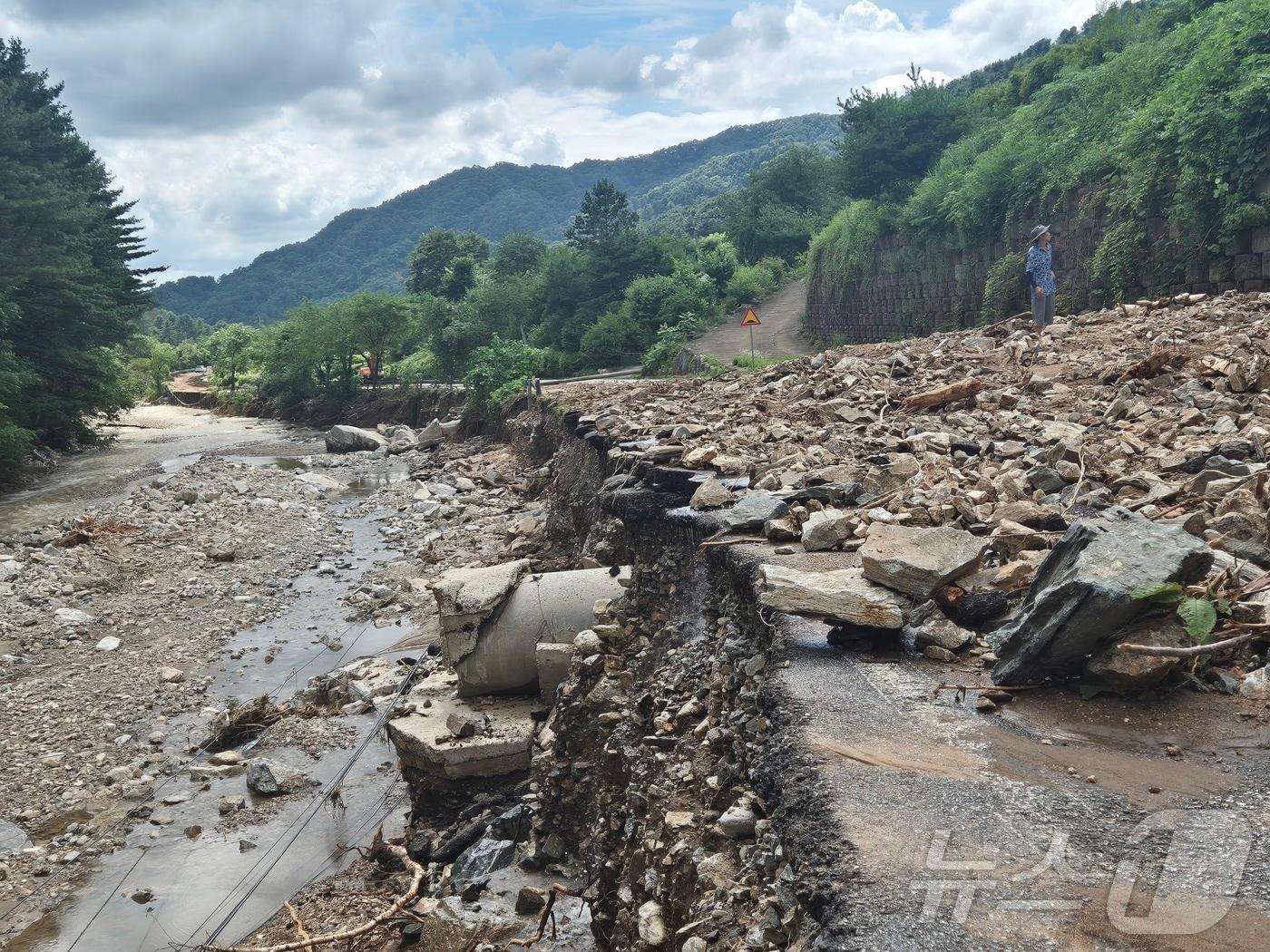 본문 이미지 - 21일 경기 가평군 조종면 마일1리 도로가 전날 발생한 산사태로 유실됐다. 2025.7.21/뉴스1 ⓒ News1 양희문 기자