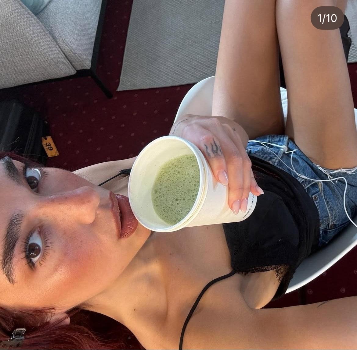 본문 이미지 - 말차 음료를 들고 인증샷을 촬영하는 두아리파.&#40;두아리파 인스타그램 갈무리&#41;