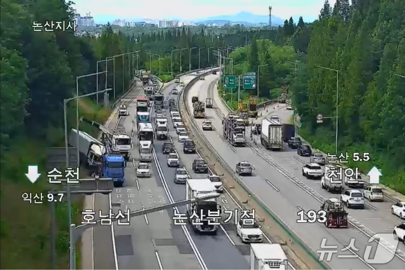  호남고속도로지선 교통사고 현장. (도로공사 CCTV 갈무리, 재판매 및 DB금지) / 뉴스1