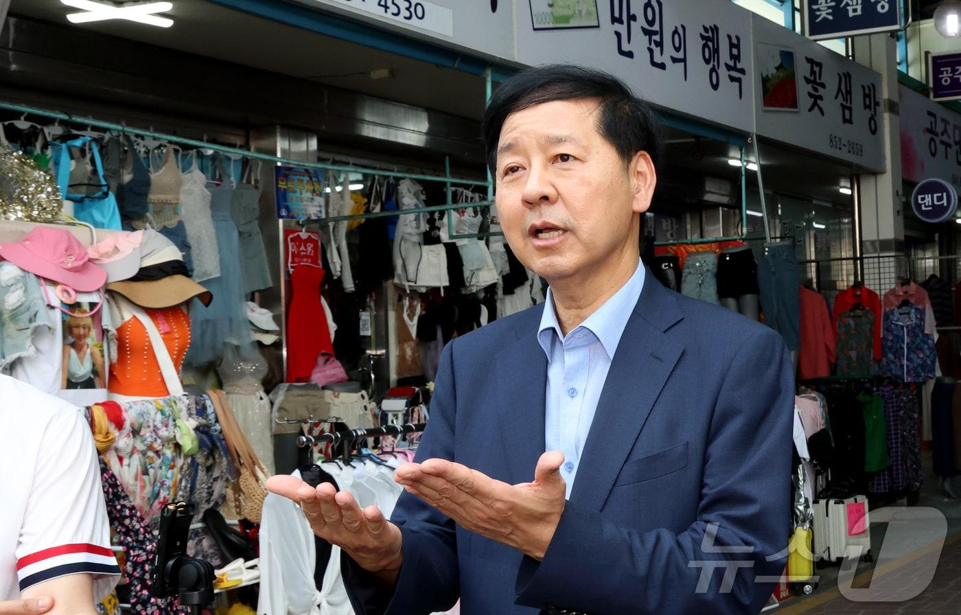 구윤철 경제부총리 겸 기획재정부 장관이 21일 오후 민생회복 소비쿠폰 시행 첫날 충남 공주시 산성시장을 방문하여 소비쿠폰 시행 점검을 하며 경제 현안을 설명하고 있다. 2025.7.21/뉴스1 ⓒ News1 김기남 기자