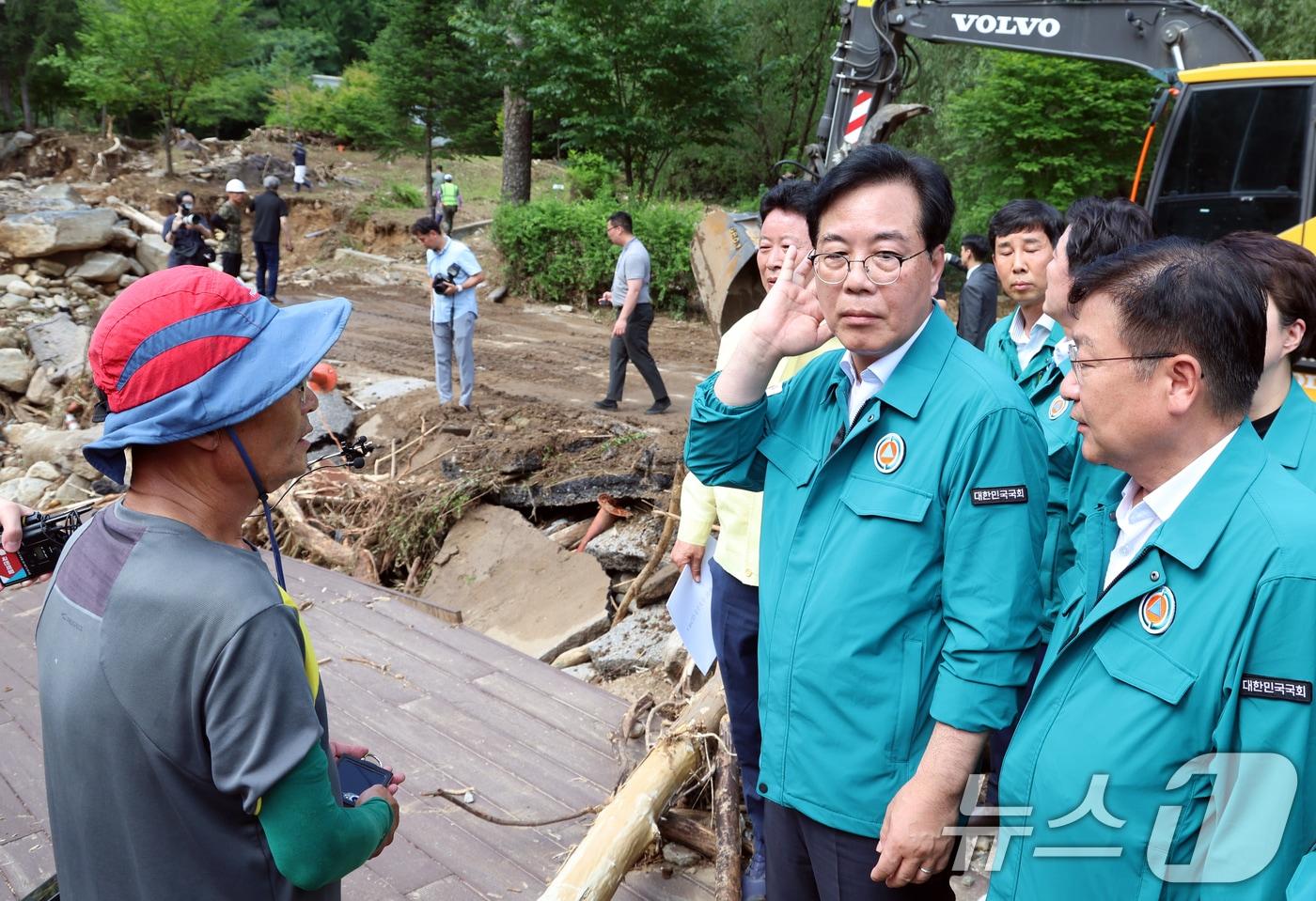 송언석 국민의힘 비상대책위원장이 21일 오후 경기도 가평군 가평읍 용추계곡 수해지역에서 현장을 점검하고 있다. 2025.7.21/뉴스1 ⓒ News1 김명섭 기자