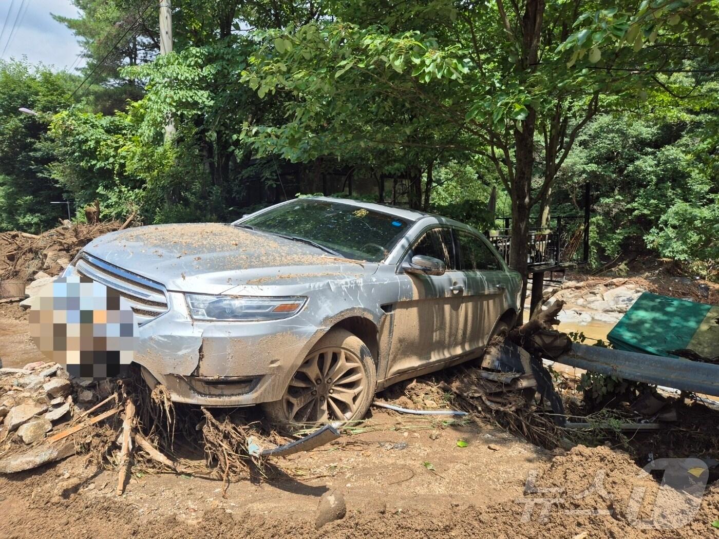 본문 이미지 - 21일 경기 가평군 조종면 마일1리 수해 현장에서 차량 한 대가 버려져 있다. 2025.7.21/뉴스1 ⓒ News1 양희문 기자