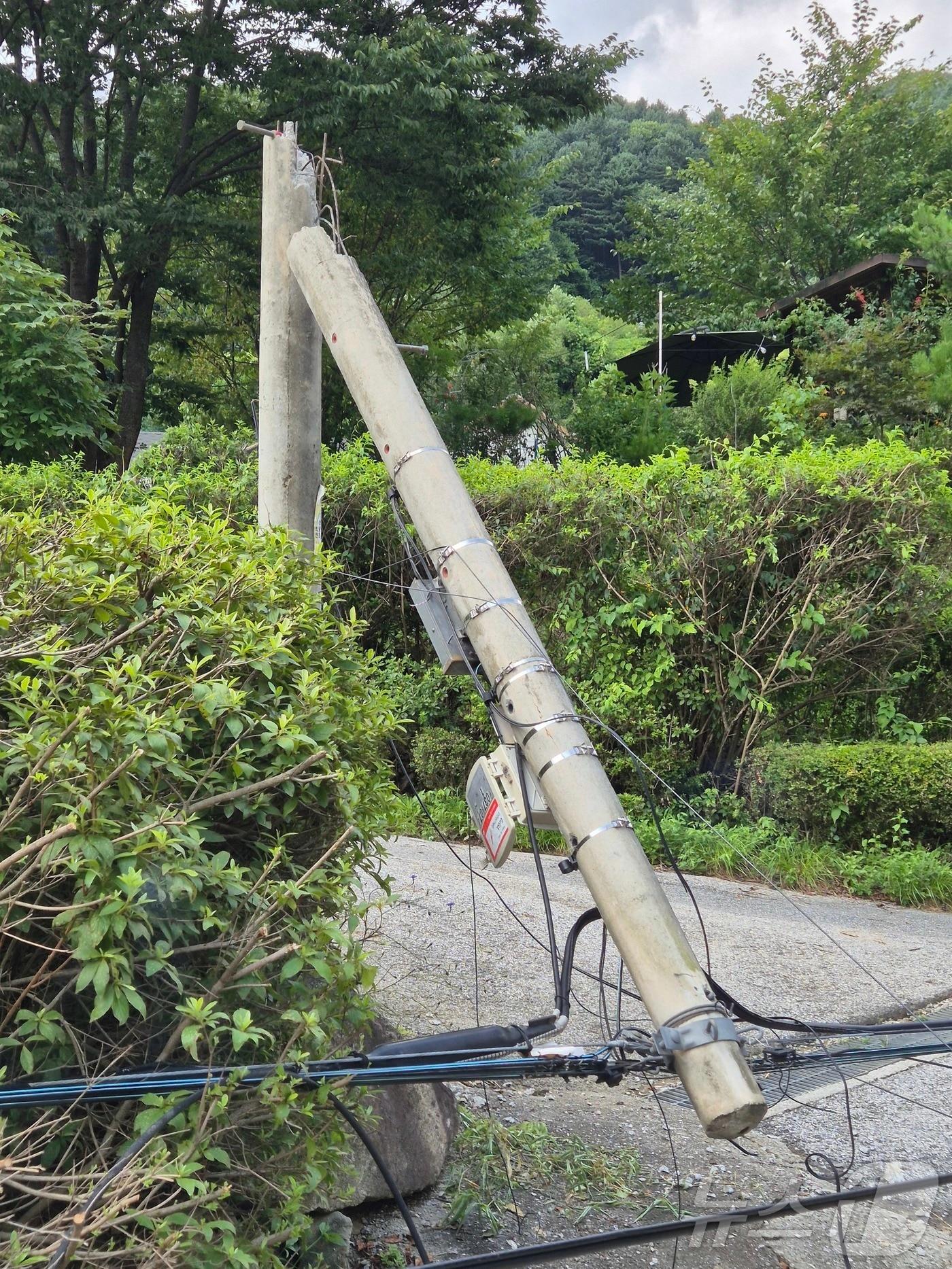 본문 이미지 - 지난달 21일 경기 가평군 조종면 마일1리 수해 현장에서 전봇대가 파손돼 있다. 2025.7.21/뉴스1 ⓒ News1 양희문 기자