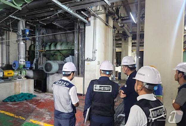 본문 이미지 - 김종윤 고용노동부 산업안전보건본부장이 지난 17일 근로자가 사망한 한솔제지 신탄진공장 사고현장을 방문해 살펴보고 있다. (고용노동부 제공. 재판매 및 DB금지)2025.7.17/뉴스1