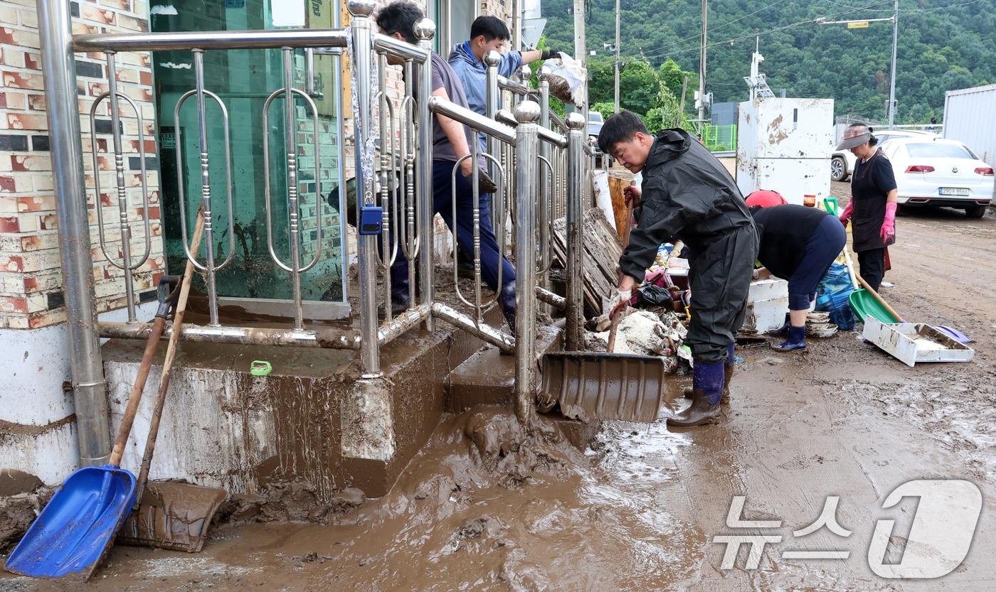 21일 오후 경기 가평군 조정면 수해지역에서 복구작업이 한창이다. 2025.7.21/뉴스1 ⓒ News1 김명섭 기자