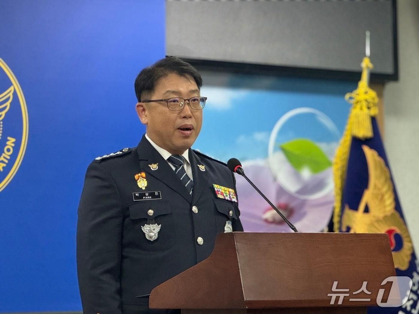 본문 이미지 - 박상진 연수경찰서장이 브리핑을 하고 있다. / 뉴스1