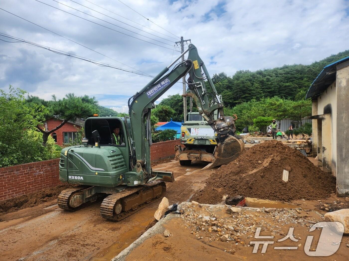 본문 이미지 - 육군 제39보병사단 장병들이 21일 경남 산청군 산청읍 일대에서 굴삭기를 활용해 침수피해 민가 주변에 쌓인 토사를 제거하고 있다. &#40;육군 제공. 재판매 및 DB 금지&#41; 2025.7.21/뉴스1