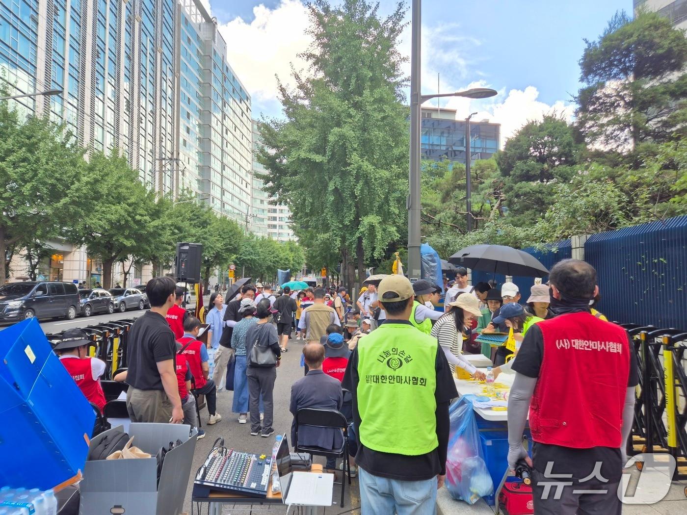 본문 이미지 - 21일 서울시 경찰청 앞에서 대한안마사협회 회원들이 '탕치기' 범죄를 적극 수사해 달라며 관계자와의 만남을 촉구하고 있다. 2025.07.21/독자제공