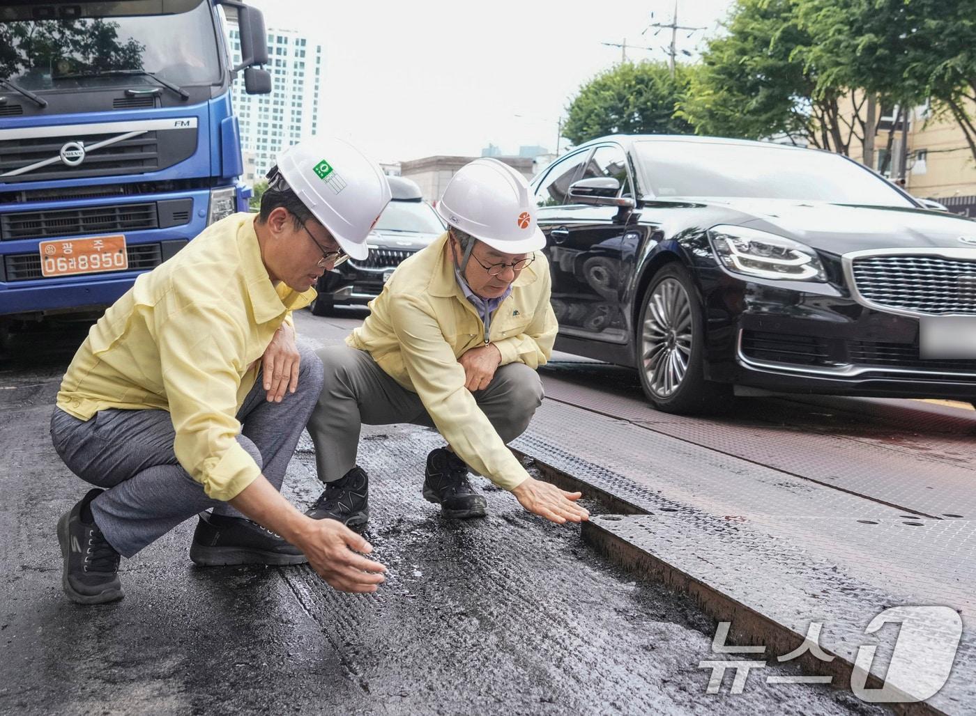 본문 이미지 - 강기정 광주시장이 21일 오후 서구 상무중학교 인근 도시철도 2호선 1단계 2공구 현장에서 복공판과 도로면 단차 해소를 위한 주행차로 덧씌우기(포장) 공사 진행과정을 살펴보고 있다.(광주시 제공. 재판매 및 DB 금지) 2025.7.21/뉴스1 