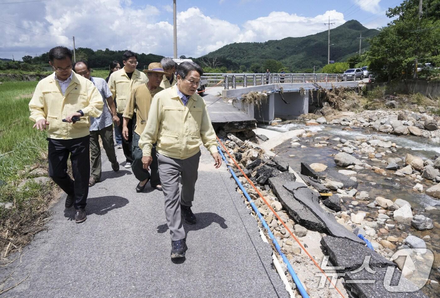 강기정 광주시장이 21일 오전 북구 평촌마을을 찾아 수해 피해 현장을 둘러보고 있다.&#40;광주시 제공. 재판매 및 DB 금지&#41; 2025.7.21/뉴스1 