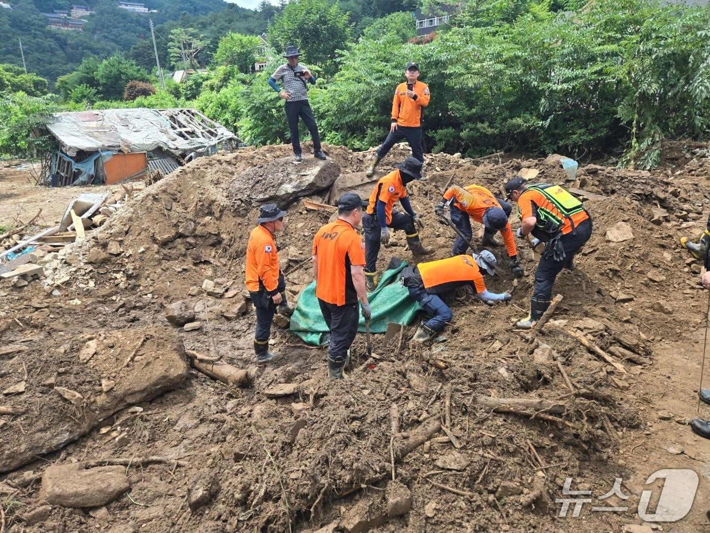 본문 이미지 - 매몰된 실종자 수색 현장(경기 가평소방서 제공. 재판매 및 DB 금지)/뉴스1 