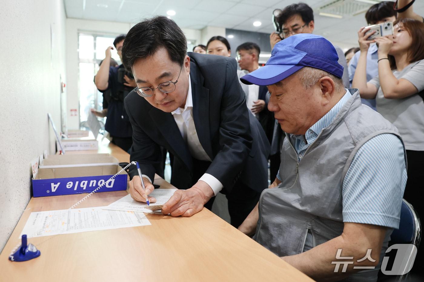 21일 오후 김동연 경기도지사가 원천동 행정복지센터를 방문해 한 어르신의 민생회복 소비쿠폰 신청서 작성을 돕고 있다.&#40;경기도 제공. 재판매 및 DB금지&#41;