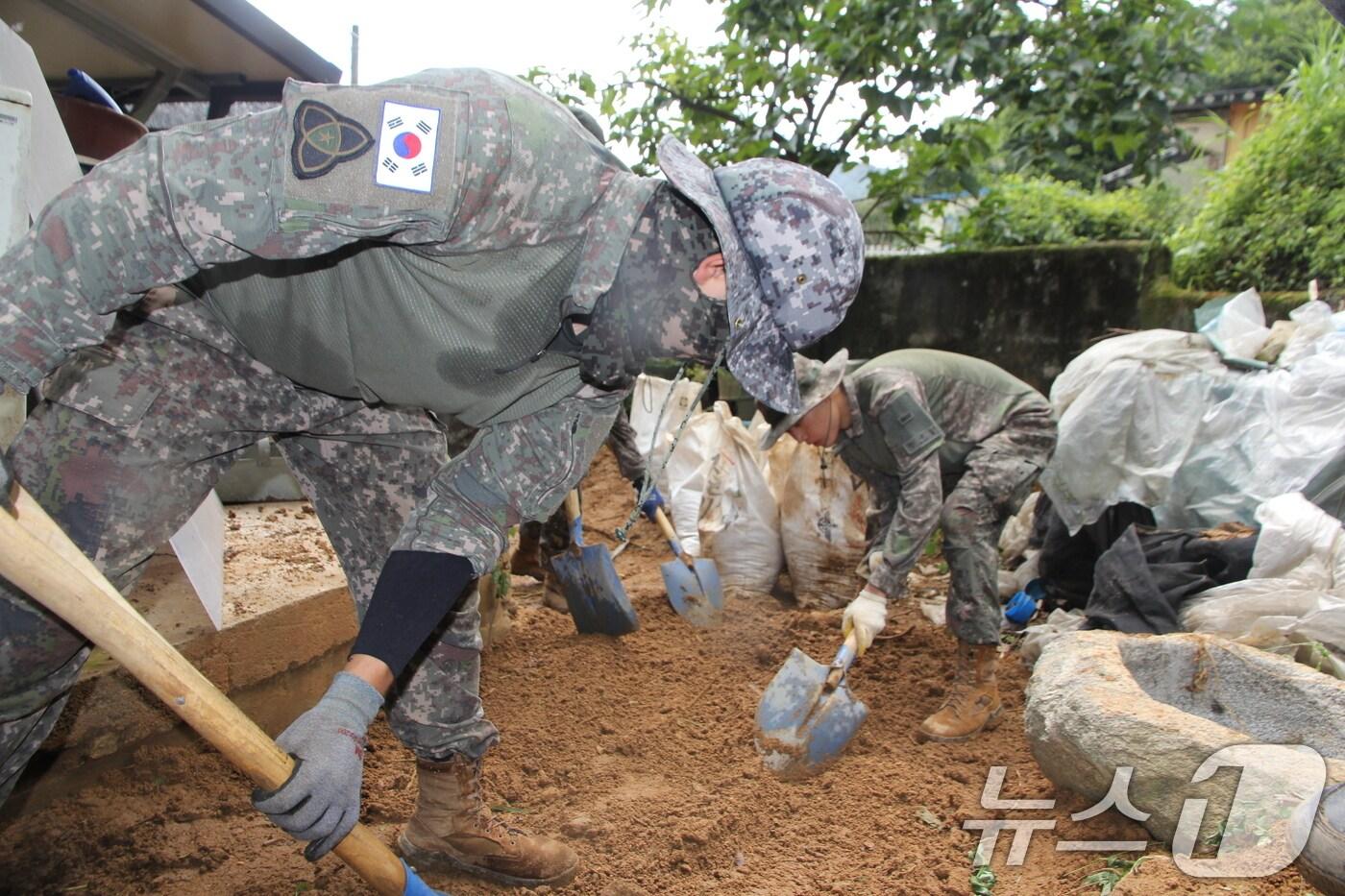  육군 제35보병사단 장병들이 21일 전북 순창군 풍산면 침수 피해 민가 주변에 쌓인 토사를 제거하고 있다. &#40;육군 제공. 재판매 및 DB 금지&#41; 2025.7.21/뉴스1