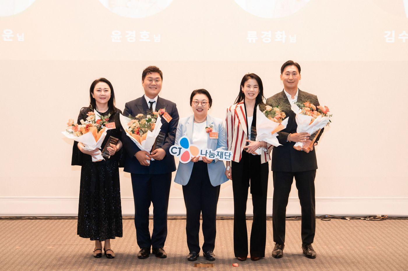  (가운데)민희경 CJ사회공헌추진단장이 (왼쪽부터) 배우 김나운, 윤경호, CJ도너스캠프 아카데미 마스터 멘토 류경화, 우수 일반기부자 김수호씨에게 감사패를 전달하고 기념사진을 촬영하고 있다.(CJ나눔재단 제공)