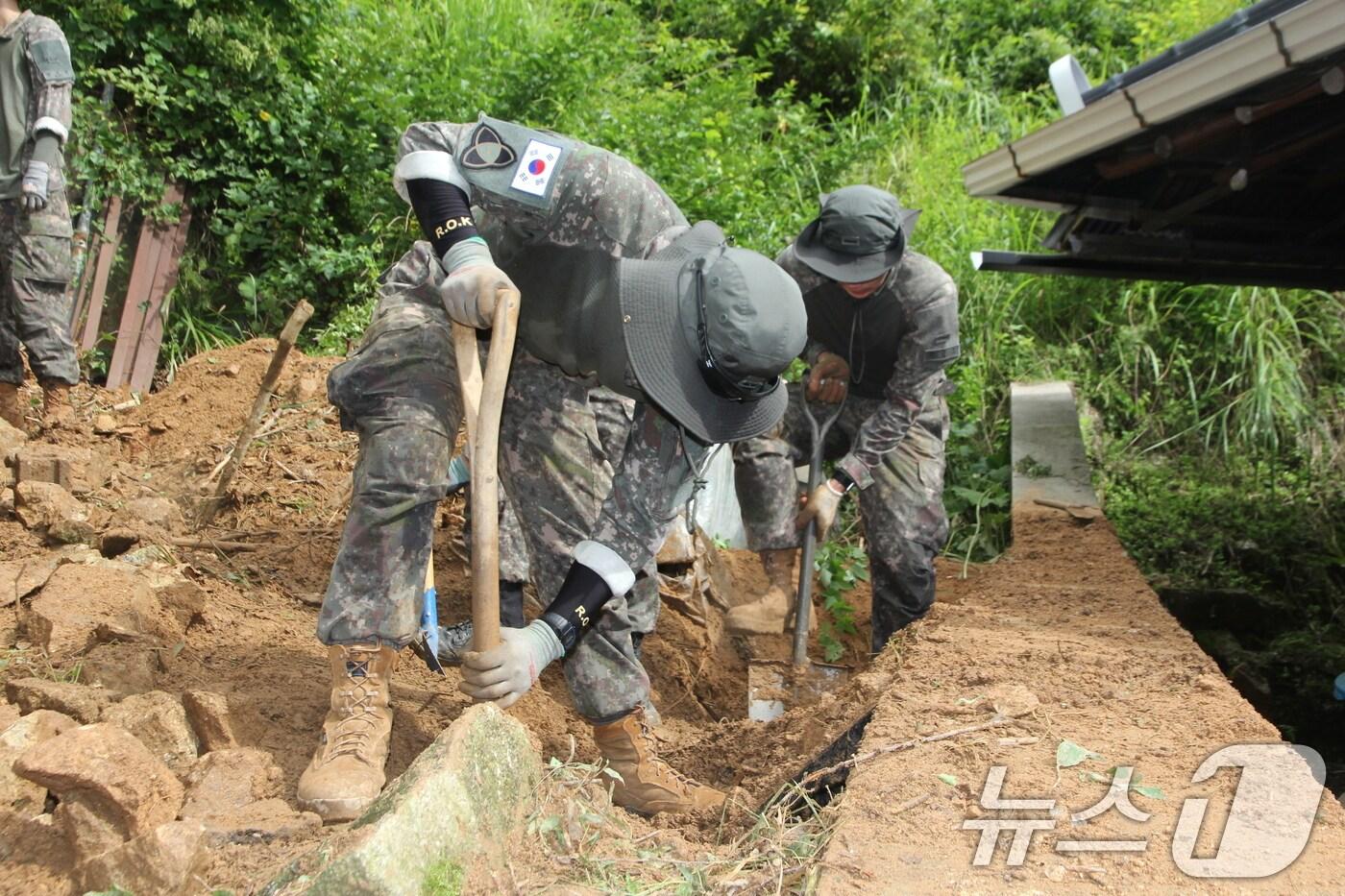 육군 제35보병사단 장병들이 21일 전북 순창군 풍산면 침수 피해 민가 주변에 쌓인 토사를 제거하고 있다. &#40;육군 제공. 재판매 및 DB 금지&#41; 2025.7.21/뉴스1