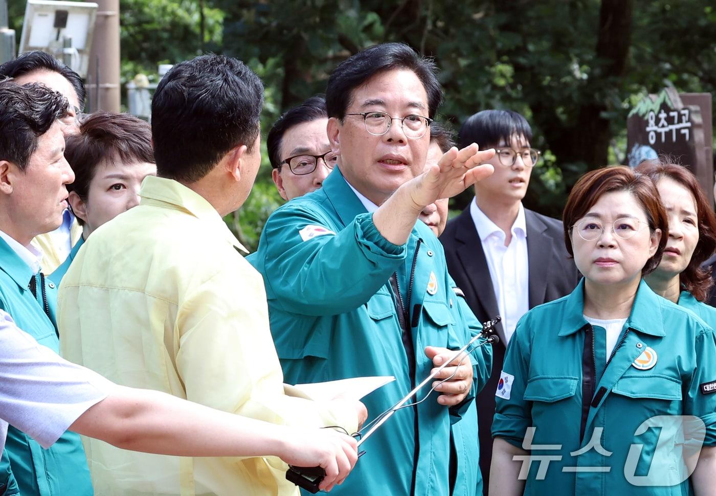 송언석 국민의힘 비상대책위원장이 21일 오후 경기도 가평군 가평읍 용추계곡 수해지역에서 현장을 점검하고 있다. 2025.7.21/뉴스1 ⓒ News1 김명섭 기자