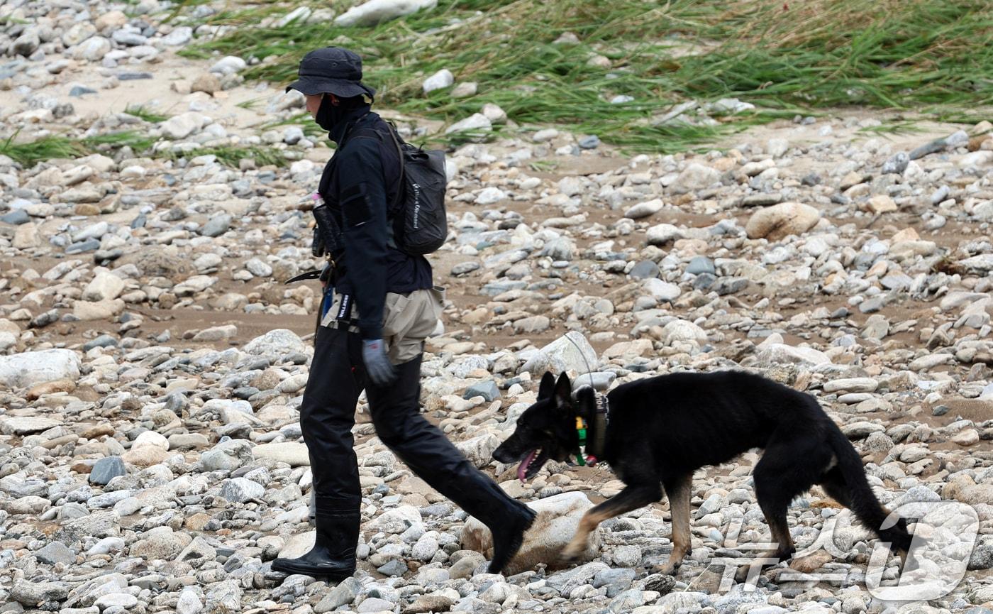21일 경기도 가평군 조종면 대보교 수해현장에서 경찰이 실종자 수색작업을 하고 있다. 2025.7.21/뉴스1 ⓒ News1 김명섭 기자