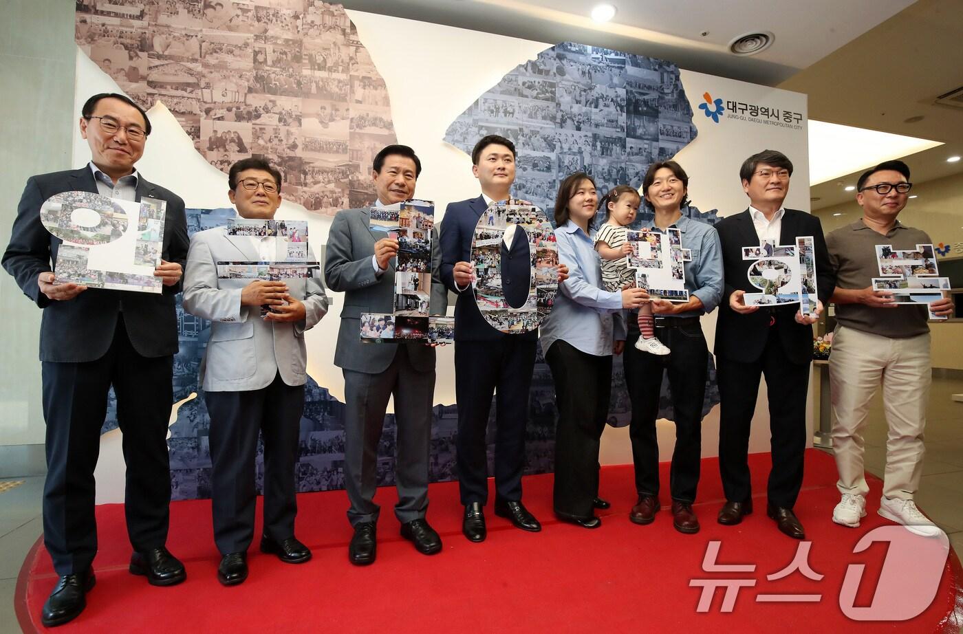 대구 중구 인구가 27년 만에 10만명을 회복한 가운데 21일 오후 중구청에서 열린 기념식에서 류규하 중구청장과 내빈, 10만 번째 가족 등이 기념촬영을 하고 있다. 2025.7.21/뉴스1 ⓒ News1 공정식 기자