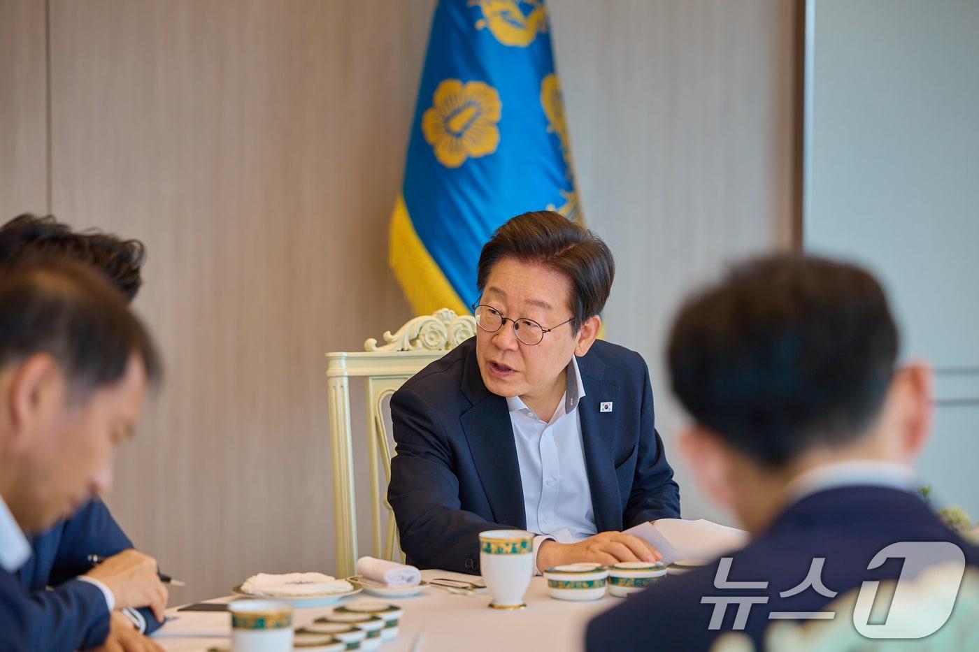 이재명 대통령이 21일 서울 용산 대통령실 청사에서 열린 오찬 주례보고회동에서 참모진과 대화하고 있다. (대통령실 제공. 재판매 및 DB 금지) 2025.7.21/뉴스1 ⓒ News1 허경 기자