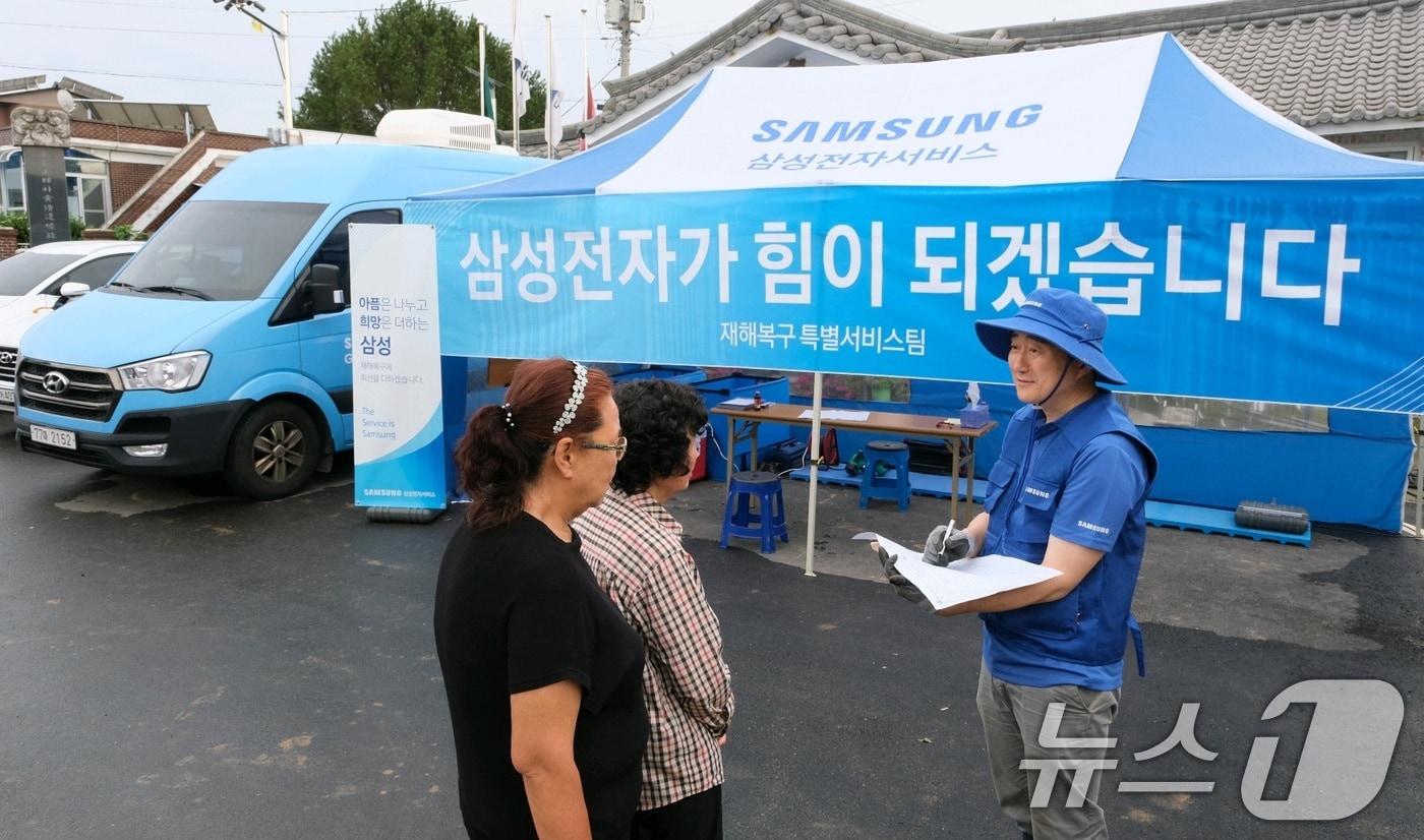 삼성은 전국 각지에서 발생한 집중호우로 큰 피해를 입은 주민들을 위로하고 신속한 피해 복구를 지원하기 위해 성금 30억원을 기부했다고 21일 밝혔다. 사진은 지난 18일부터 수해 지역 주민들을 위해 파견된 &#39;삼성전자서비스 수해 복구 특별서비스팀&#39;이 특별 점검 서비스를 실시하는 모습. &#40;삼성 제공. 재판매 및 DB 금지&#41; 2025.7.21/뉴스1