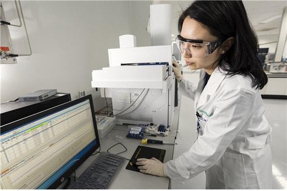 본문 이미지 - GC녹십자 연구원이 물질 분석을 하고 있다.&#40;GC녹십자 제공&#41;/뉴스1