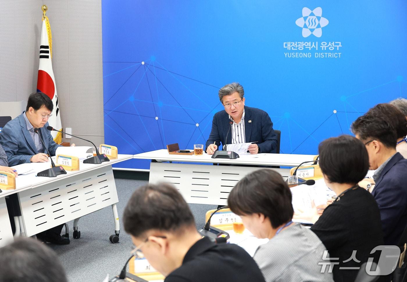 정용래 유성구청장이 21일 열린 간부회의에서 강조 사항을 전달하고 있다.(유성구 제공. 재판매 및 DB금지)/뉴스1