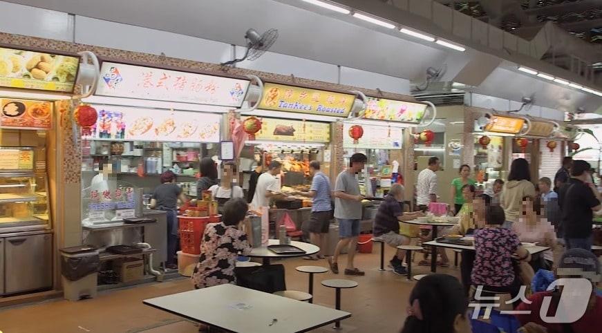 본문 이미지 -  싱가포르 호커센터 내부(유네스코 유튜브 갈무리)