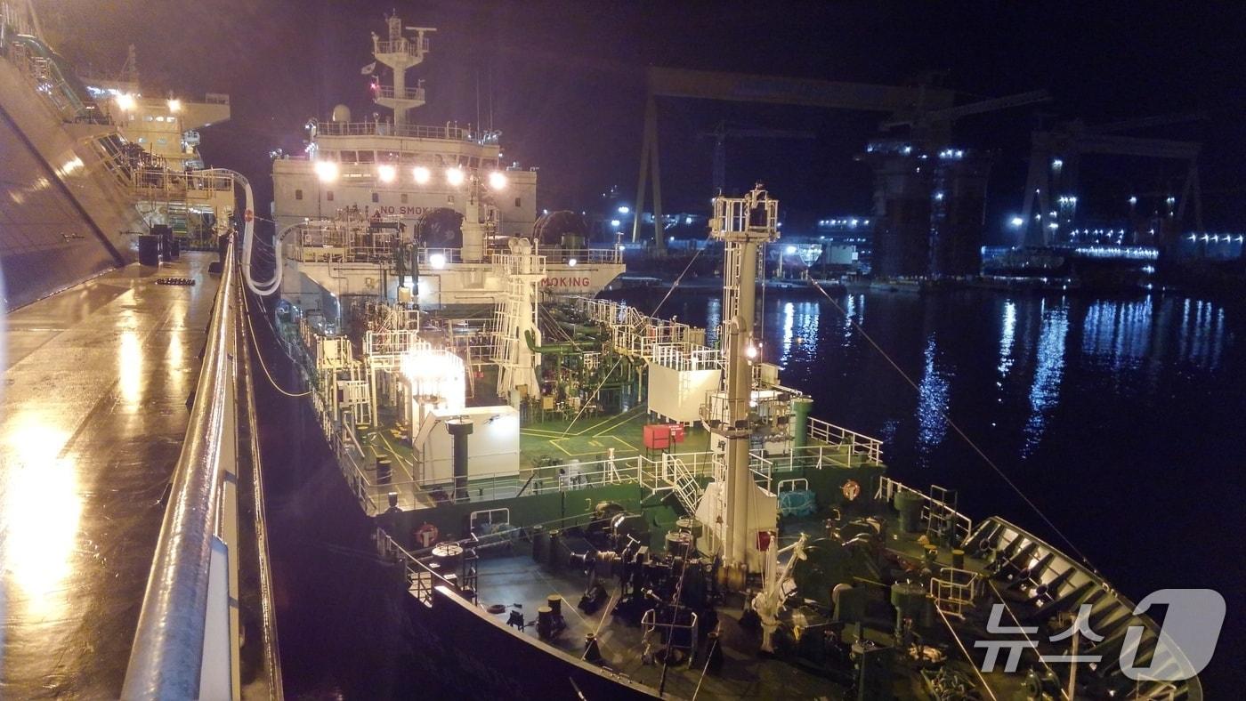 한국가스공사 벙커링 선박이 LNG벙커링을 작업을 수행하고 있다 &#40;자료사진, 가스공사 제공&#41;