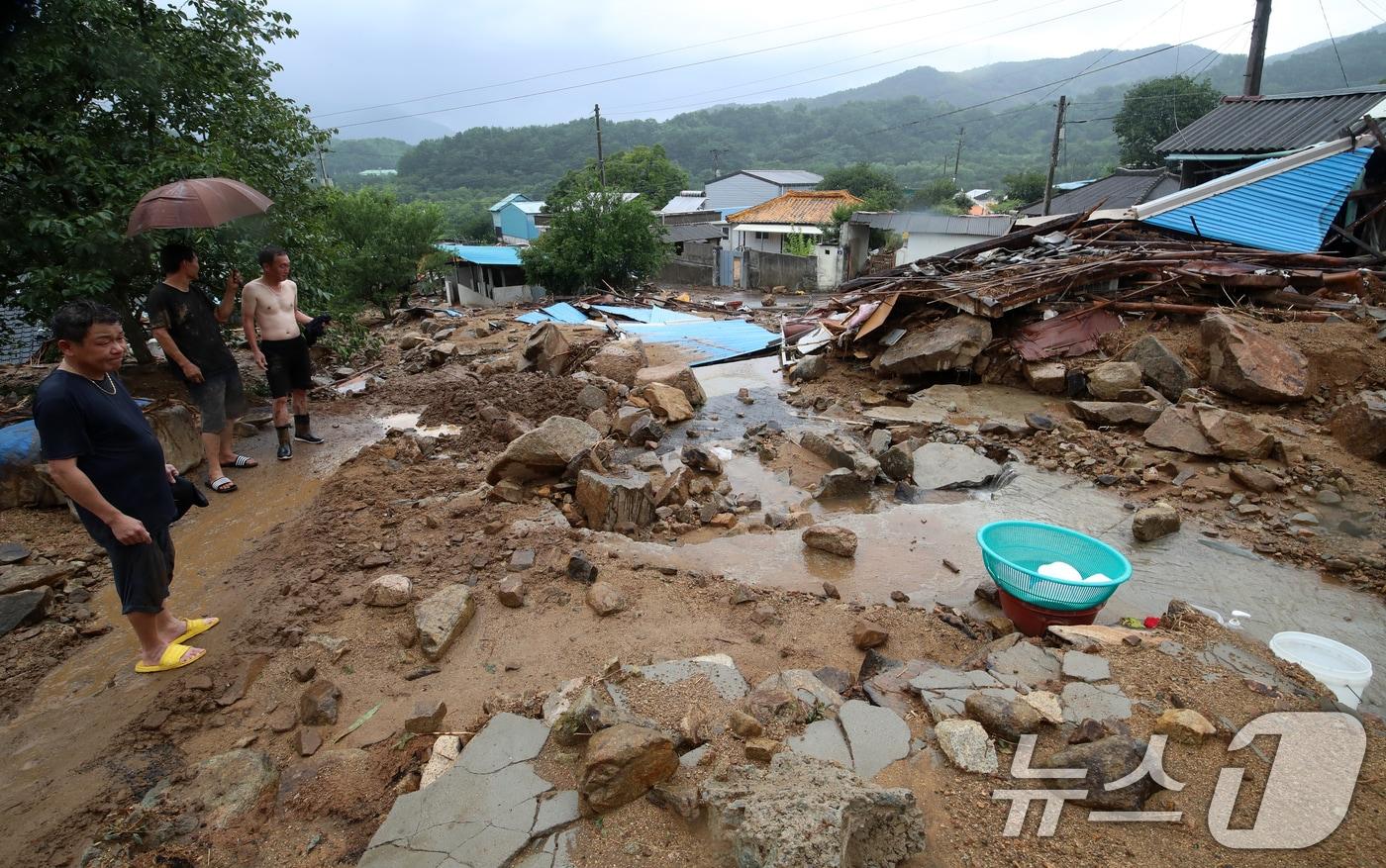 21일 경남 산청군 산청읍 병정마을에서 주민들과 자원봉사자가 수해 복구작업을 하고 있다. 2025.7.21/뉴스1 ⓒ News1 윤일지 기자