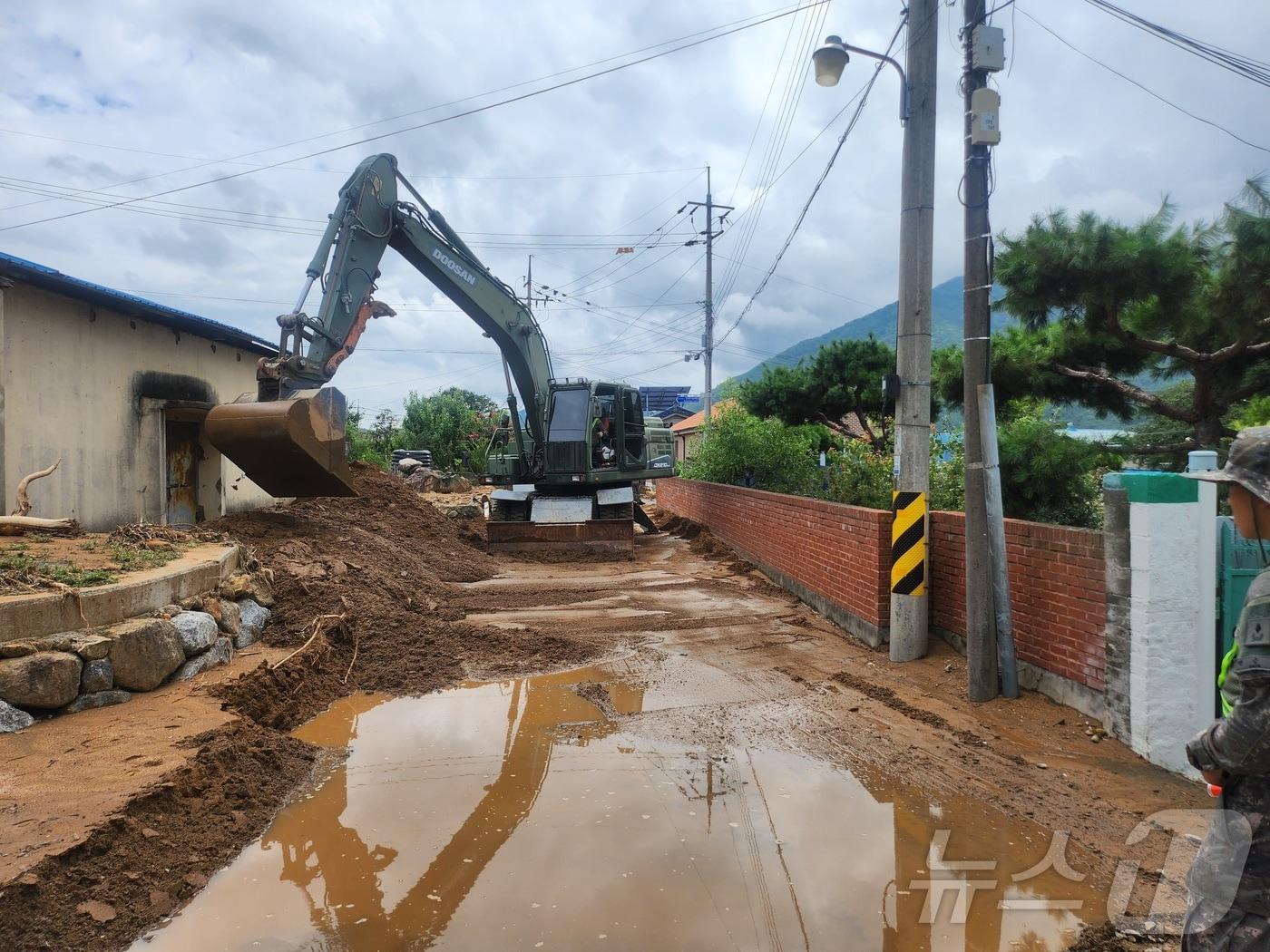 본문 이미지 - 육군 제39보병사단 장병들이 21일 경남 산청군 산청읍 일대에서 굴삭기를 활용해 침수피해 민가 주변에 쌓인 토사를 제거하고 있다. (육군본부 제공. 재판매 및 DB 금지) 2025.7.21/뉴스1
