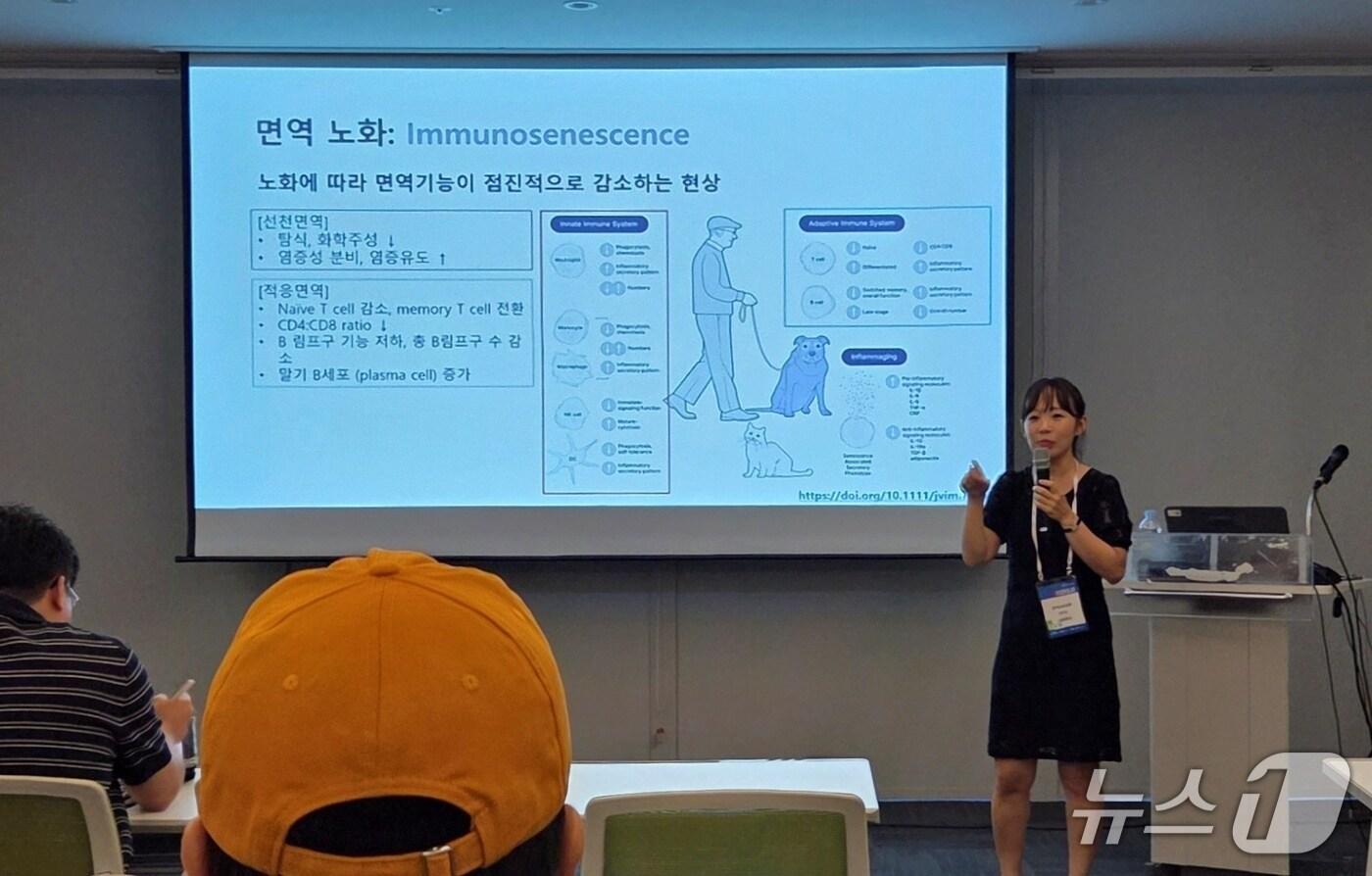 한현정 건국대학교 교수가 20일 수원컨벤션센터에서 열린 경기수의컨퍼런스에서 강의를 하고 있다. ⓒ 뉴스1