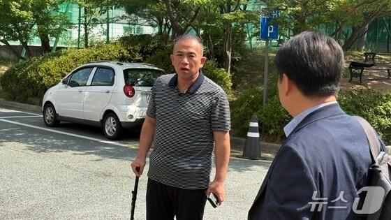 본문 이미지 - 명태균 씨가 지난 7일 정치자금법 위반 혐의 재판 출석에 앞서 창원지법 법정동 앞에서 취재진의 질문에 답하고 있다.2025.7.7/뉴스1 강정태 기자