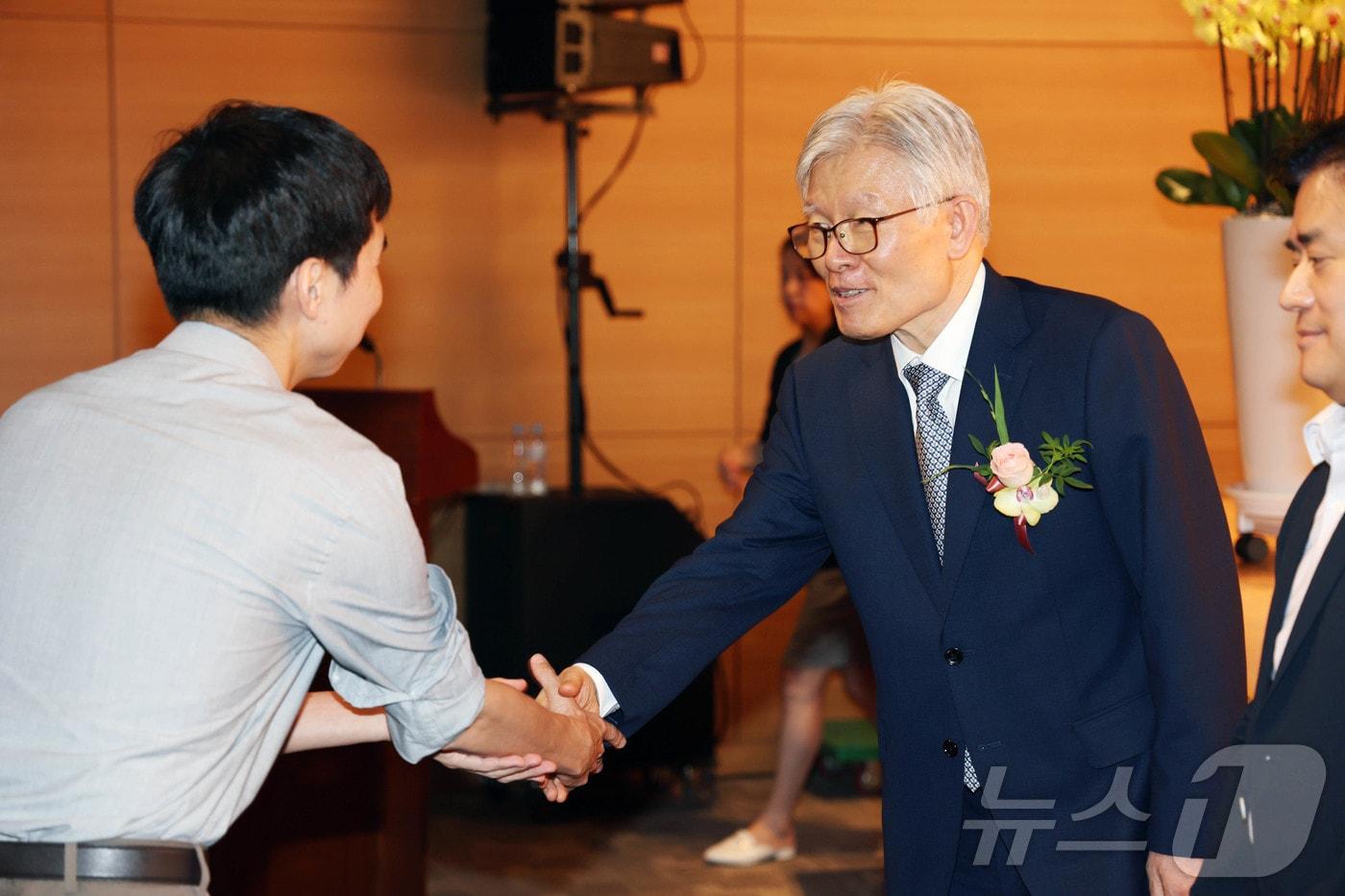 최동석 신임 인사혁신처장이 21일 세종시 정부세종청사에서 취임식을 마친 뒤 직원들과 인사를 나누고 있다. &#40;인사혁신처 제공. 재판매 및 DB 금지&#41;