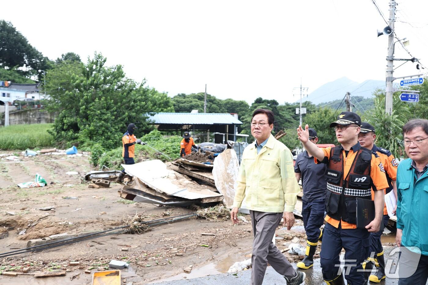 박완수 경남지사가 지난 20일 모고리 산사태 현장을 찾아 현장을 점검하고 있다.&#40;경남도 제공. 재판매 및 DB금지&#41;