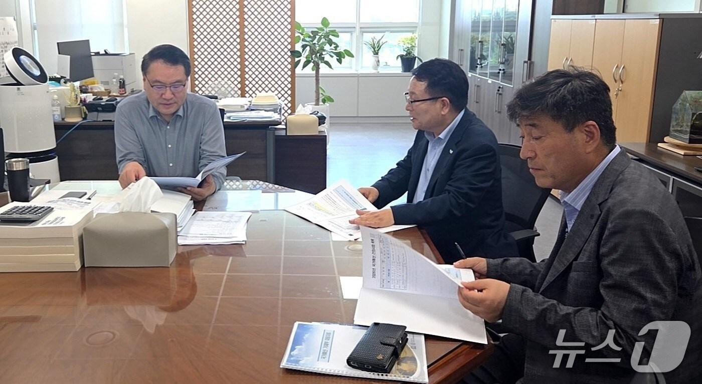 21일 정헌율 익산시장(오른쪽에서 두번째)이 기획재정부 유병서 예산실장(왼쪽 끝)을 만나 면담하고 있다.(익산시 제공. 재판매 및 DB금지)