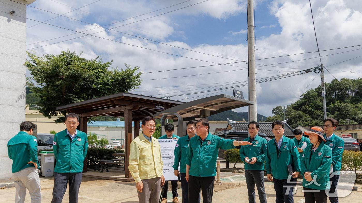 박완수 경남도지사가 20일 합천군 수해 현장의 피해 상황을 점검하고 있다(합천군 제공. 재판매 및 DB금지).
