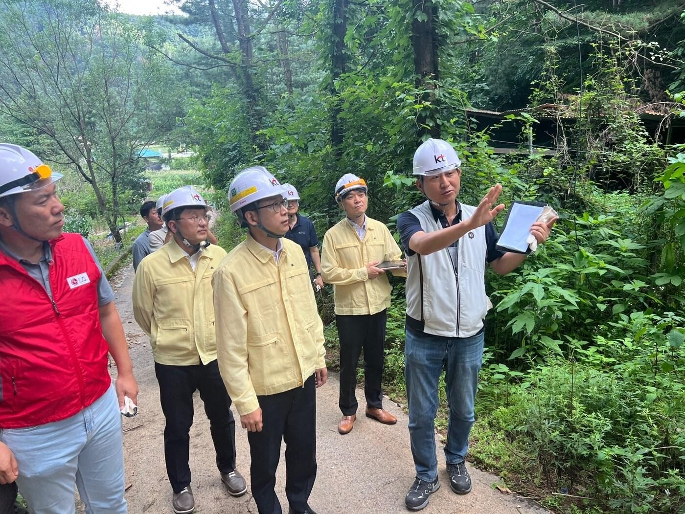 본문 이미지 - 21일 배경훈 과기정통부 장관은 호우로 인해 방송통신설비 피해가 컸던 가평군을 방문, 이동통신사업자 등과 함께 기지국 피해 복구를 점검했다.&#40;과학기술정보통신부 제공&#41;