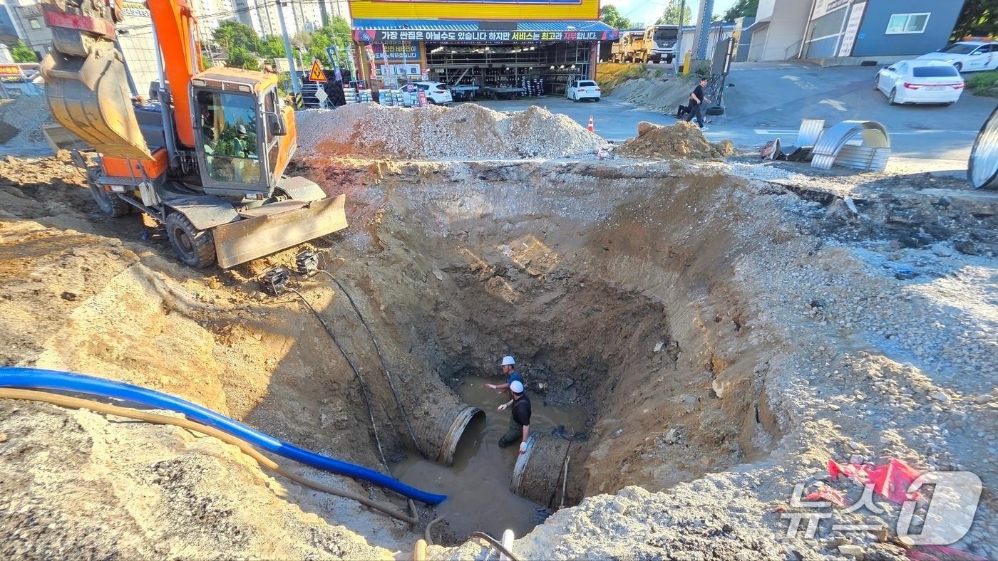 21일 아산 실옥동에서 발생한 싱크홀은 우수관 누수가 원인이 된 것으로 조사됐다. 2025.7.21./뉴스1ⓒNews1 이시우 기자