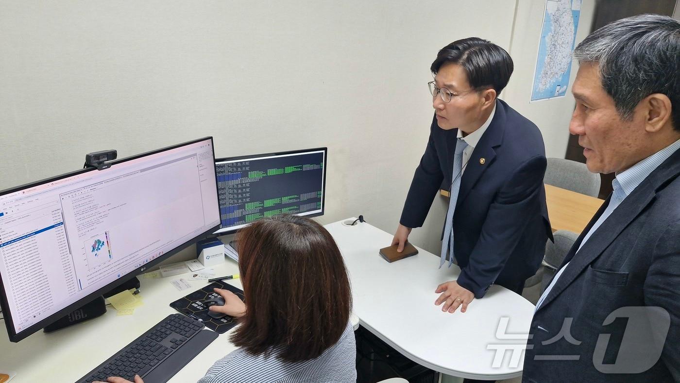 구혁채 과학기술정보통신부 제1차관이 21일 경기도 고양시 일산서구 한국건설기술연구원 본원을 방문, 도심 호우 예측 및 피해 저감을 위한 연구개발&#40;R&D&#41; 현황을 점검하고 있다. &#40;과학기술정보통신부 제공. 재판매 및 DB 금지&#41; 2025.7.21/뉴스1
